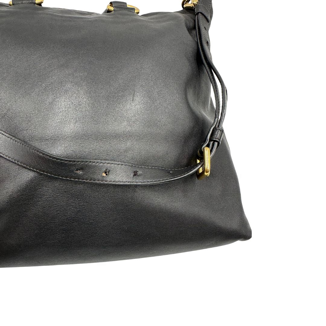 Tracolla, Borsa Prada in pelle nera, indossabile a mano e anche a tracolla. Originale, usata, di lusso, in ottime condizioni.