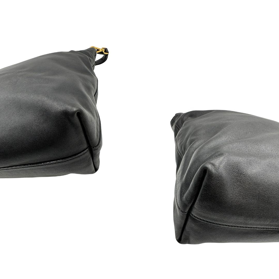 Angoli, Borsa Prada in pelle nera, indossabile a mano e anche a tracolla. Originale, usata, di lusso, in ottime condizioni.