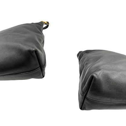 Angoli, Borsa Prada in pelle nera, indossabile a mano e anche a tracolla. Originale, usata, di lusso, in ottime condizioni.
