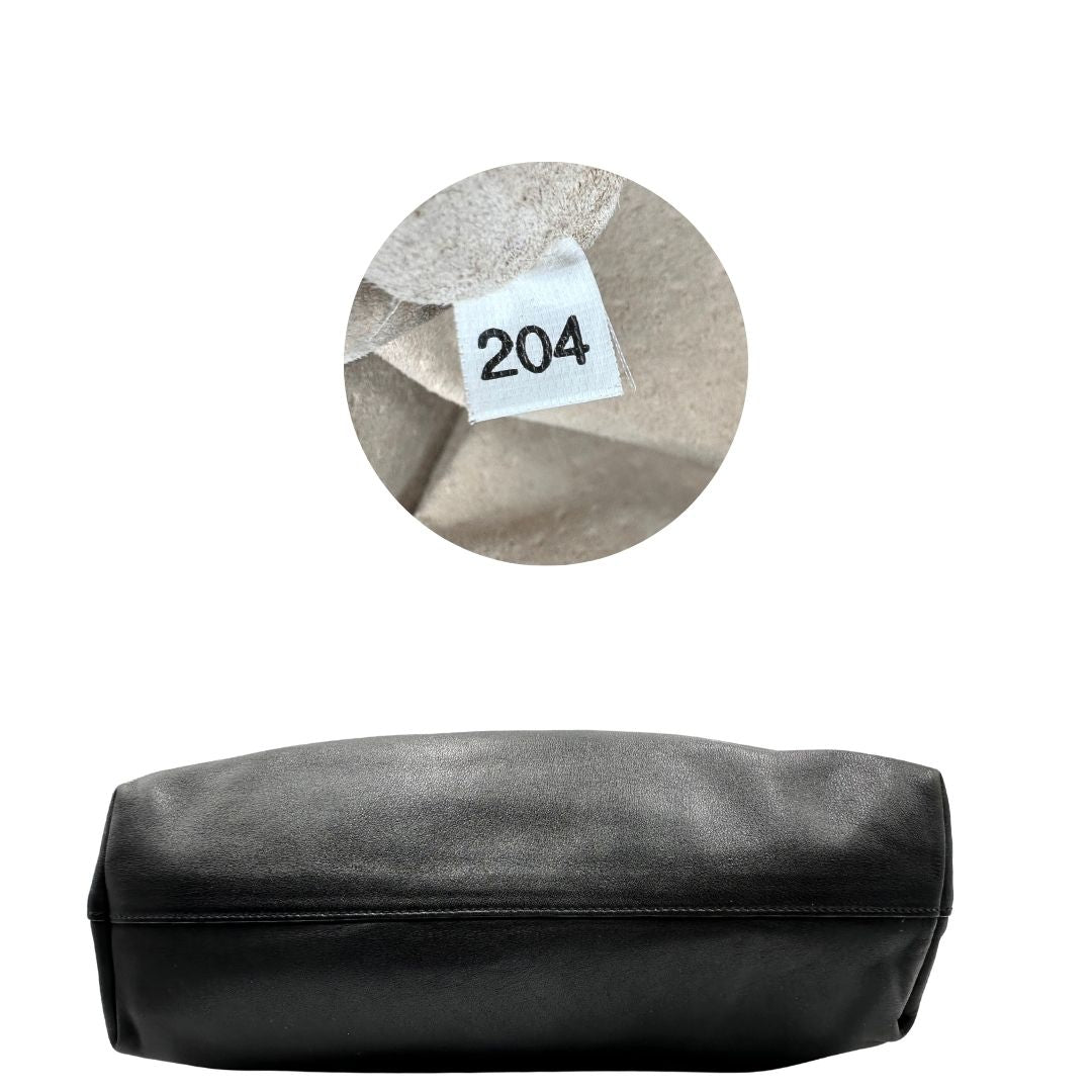 Base, Borsa Prada in pelle nera, indossabile a mano e anche a tracolla. Originale, usata, di lusso, in ottime condizioni.