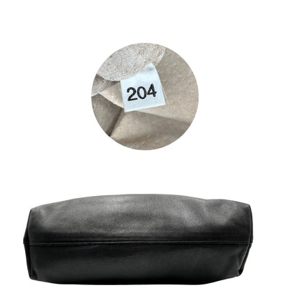 Base, Borsa Prada in pelle nera, indossabile a mano e anche a tracolla. Originale, usata, di lusso, in ottime condizioni.