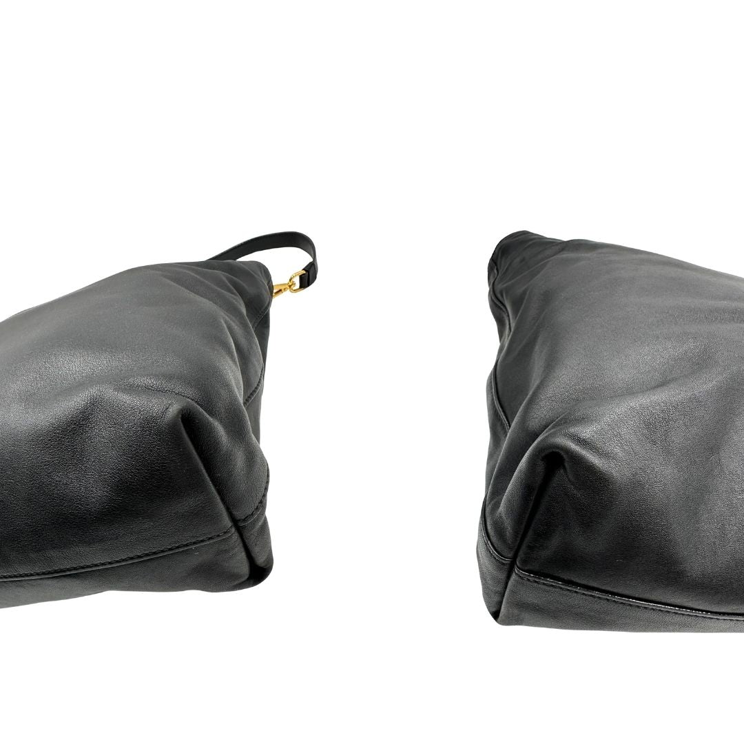 Angoli, Borsa Prada in pelle nera, indossabile a mano e anche a tracolla. Originale, usata, di lusso, in ottime condizioni.