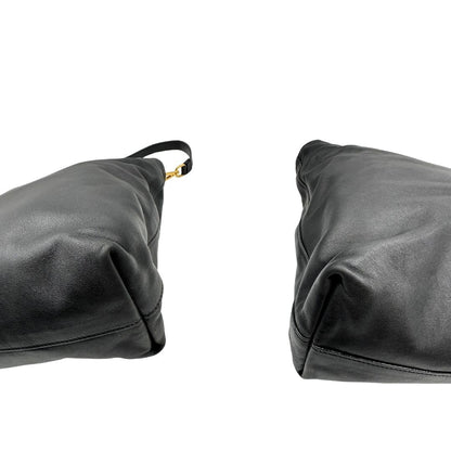 Angoli, Borsa Prada in pelle nera, indossabile a mano e anche a tracolla. Originale, usata, di lusso, in ottime condizioni.