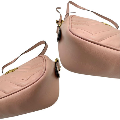 angoli Borsa Gucci in pelle rosa nella versione mini, di lusso, originale, ottime condizioni, usata. 