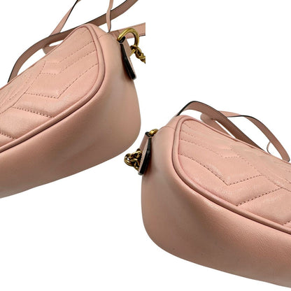 angoli Borsa Gucci in pelle rosa nella versione mini, di lusso, originale, ottime condizioni, usata. 