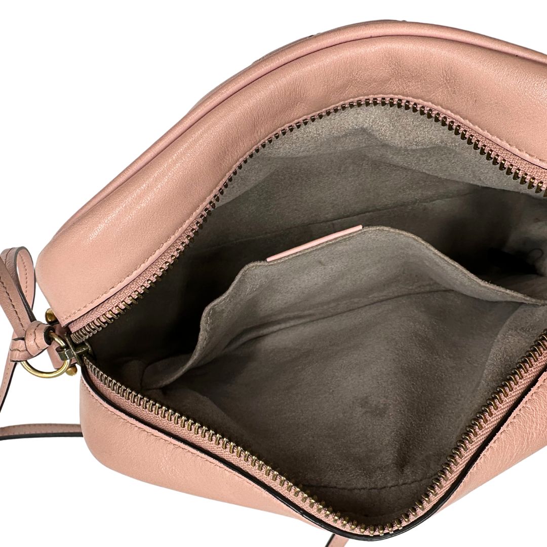 interno Borsa Gucci in pelle rosa nella versione mini, di lusso, originale, ottime condizioni, usata. 