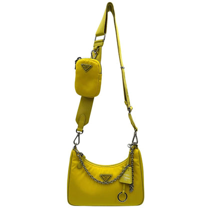 Front di una borsa a tracolla Prada in re-nylon giallo con pouch amovibile, usata, originale, second hand, in condizioni eccellenti.
