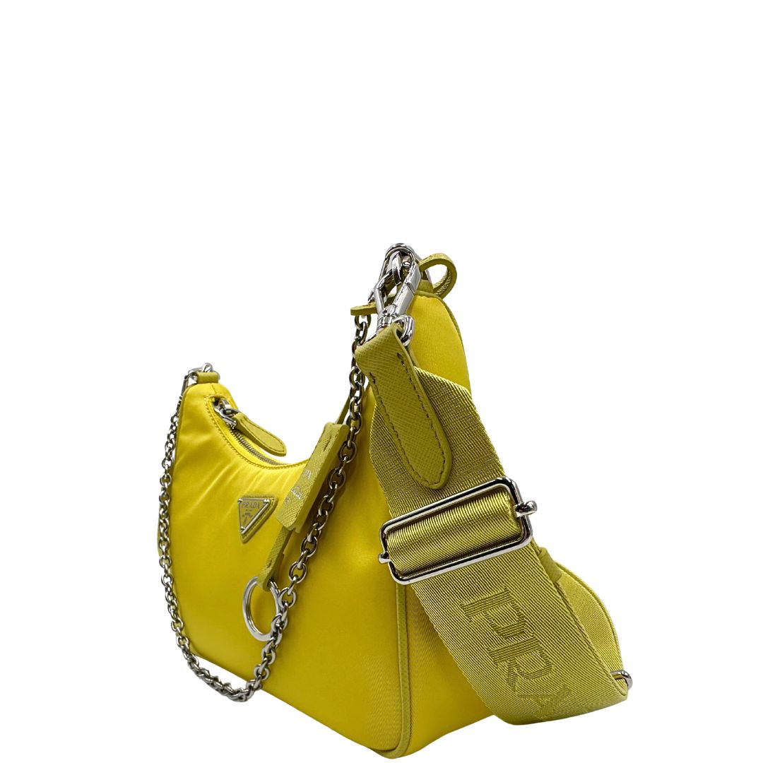 Laterale destro di una borsa a tracolla Prada in re-nylon giallo con pouch amovibile, usata, originale, second hand, in condizioni eccellenti.