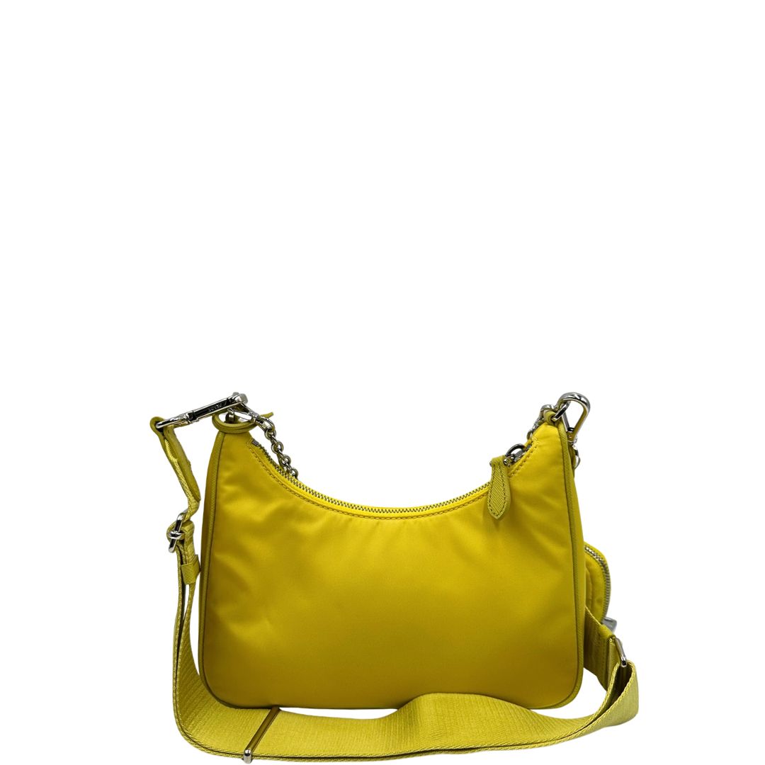 Retro di una borsa a tracolla Prada in re-nylon giallo con pouch amovibile, usata, originale, second hand, in condizioni eccellenti.