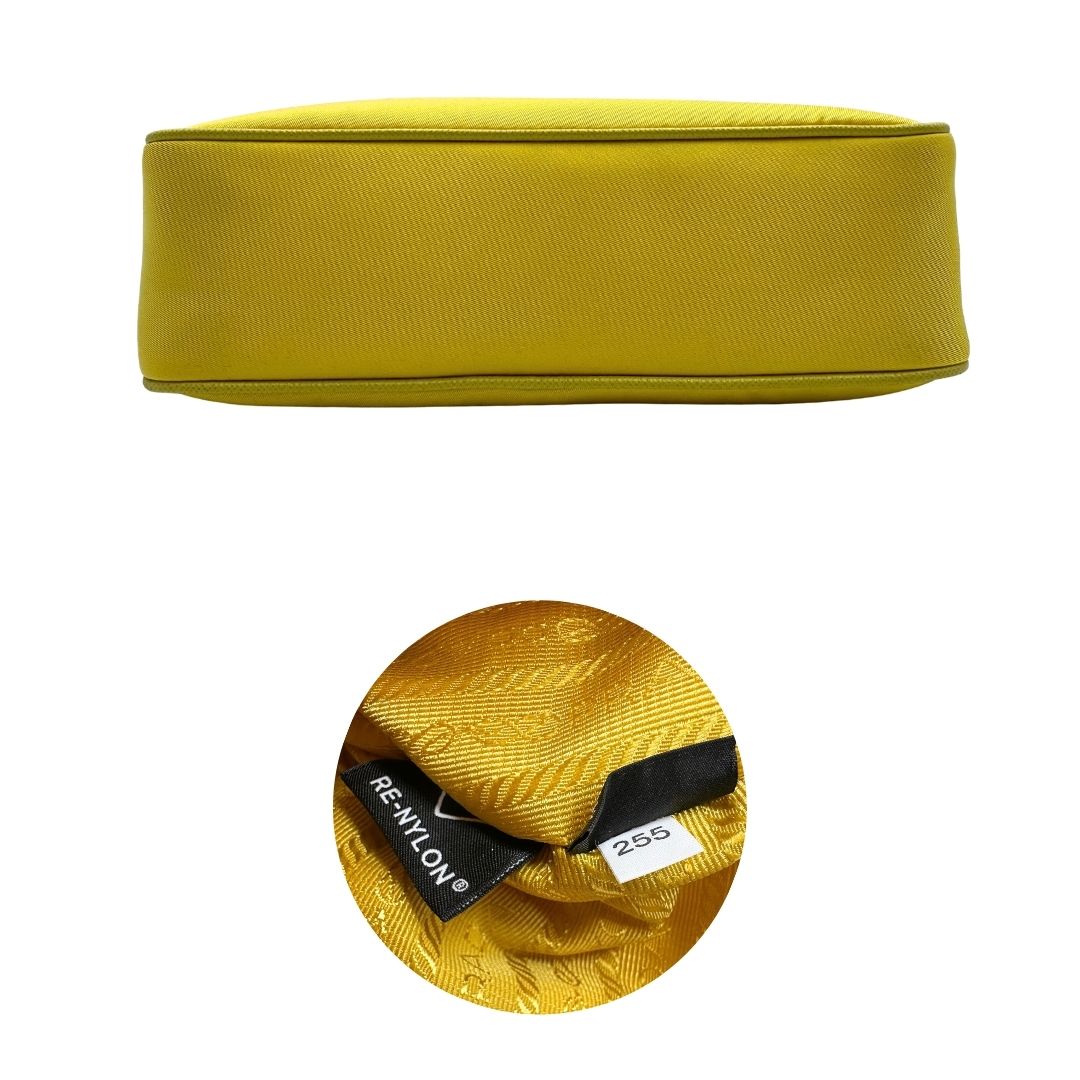 Base e codice di una borsa a tracolla Prada in re-nylon giallo con pouch amovibile, usata, originale, second hand, in condizioni eccellenti.