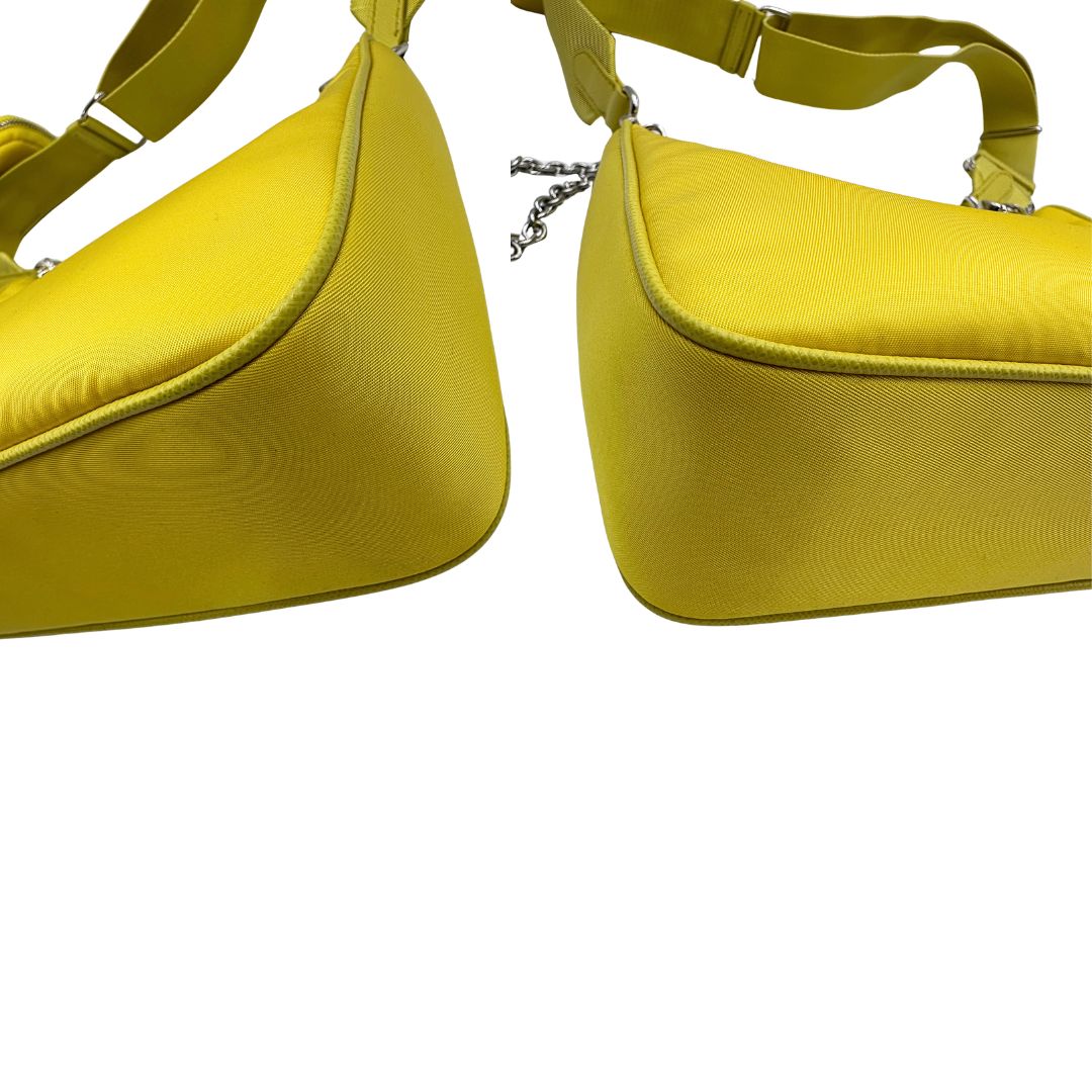 Angoli di una borsa a tracolla Prada in re-nylon giallo con pouch amovibile, usata, originale, second hand, in condizioni eccellenti.