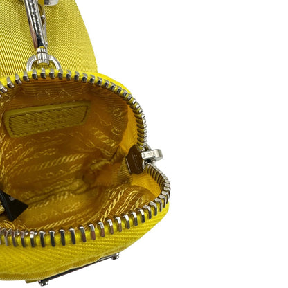 Interno della pouch di una borsa a tracolla Prada in re-nylon giallo, usata, originale, second hand, in condizioni eccellenti.