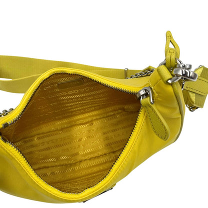 Interno di una borsa a tracolla Prada in re-nylon giallo con pouch amovibile, usata, originale, second hand, in condizioni eccellenti.