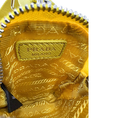 Interno di una borsa a tracolla Prada in re-nylon giallo con pouch amovibile, usata, originale, second hand, in condizioni eccellenti.