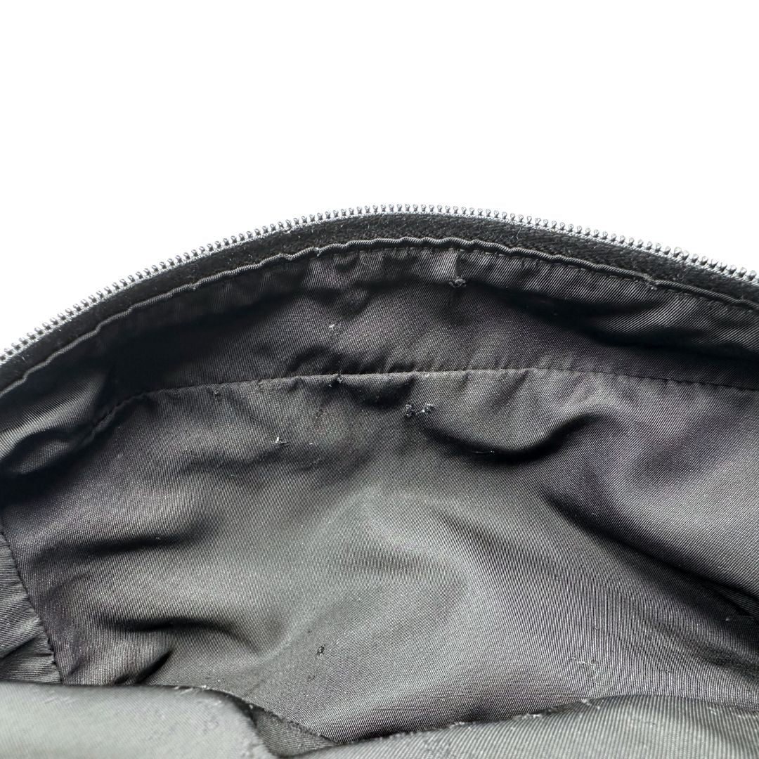 interno Pochette Prada in tessuto nylon nero e finiture in pelle tono su tono, di lusso, originale, ottime condizioni, usato. 