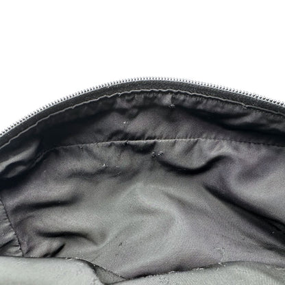 interno Pochette Prada in tessuto nylon nero e finiture in pelle tono su tono, di lusso, originale, ottime condizioni, usato. 