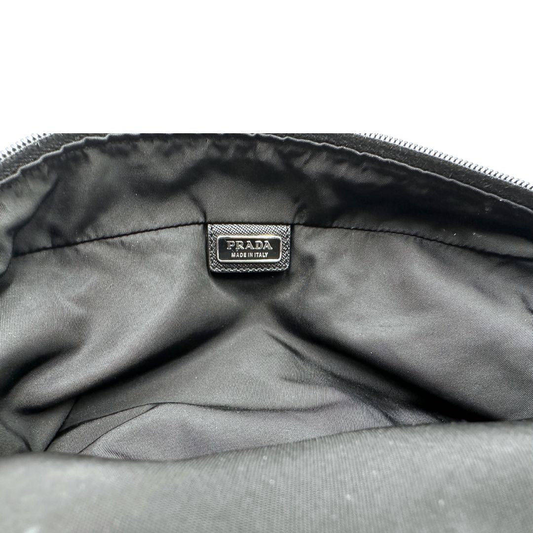 interno Pochette Prada in tessuto nylon nero e finiture in pelle tono su tono, di lusso, originale, ottime condizioni, usato. 