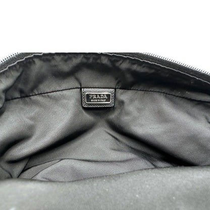 interno Pochette Prada in tessuto nylon nero e finiture in pelle tono su tono, di lusso, originale, ottime condizioni, usato. 