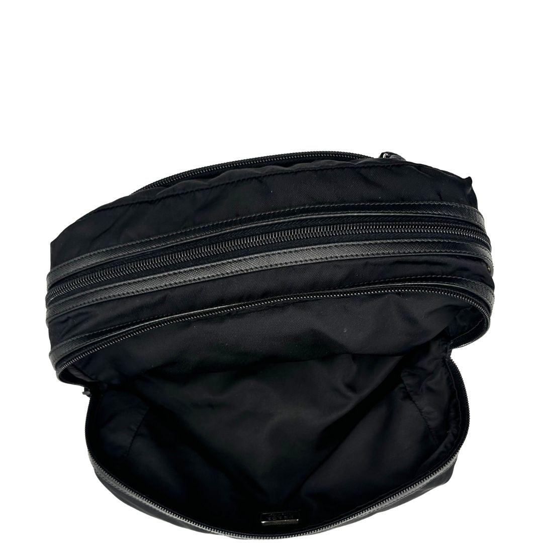 interno Pochette Prada in tessuto nylon nero e finiture in pelle tono su tono, di lusso, originale, ottime condizioni, usato. 