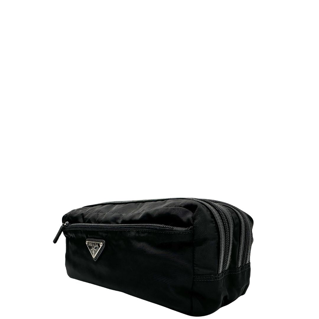 lato Pochette Prada in tessuto nylon nero e finiture in pelle tono su tono, di lusso, originale, ottime condizioni, usato. 