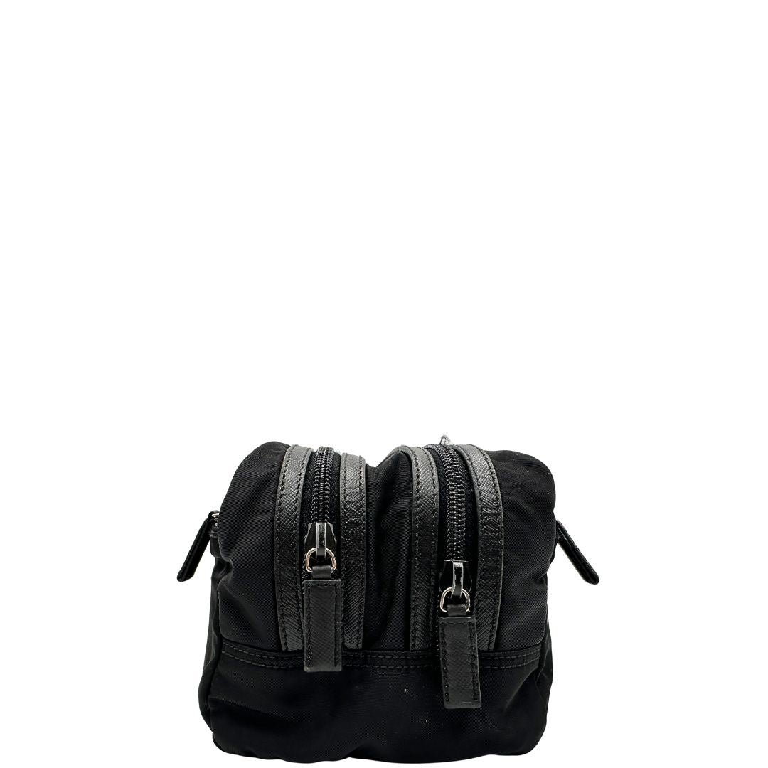 lato Pochette Prada in tessuto nylon nero e finiture in pelle tono su tono, di lusso, originale, ottime condizioni, usato. 