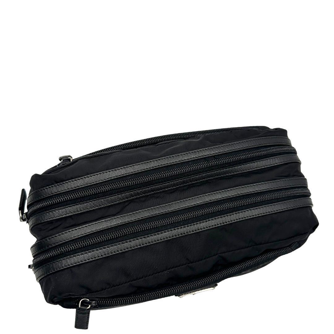 chiusura Pochette Prada in tessuto nylon nero e finiture in pelle tono su tono, di lusso, originale, ottime condizioni, usato. 