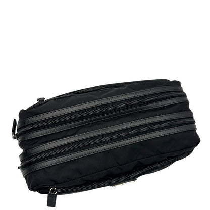 chiusura Pochette Prada in tessuto nylon nero e finiture in pelle tono su tono, di lusso, originale, ottime condizioni, usato. 
