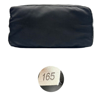 base Pochette Prada in tessuto nylon nero e finiture in pelle tono su tono, di lusso, originale, ottime condizioni, usato. 