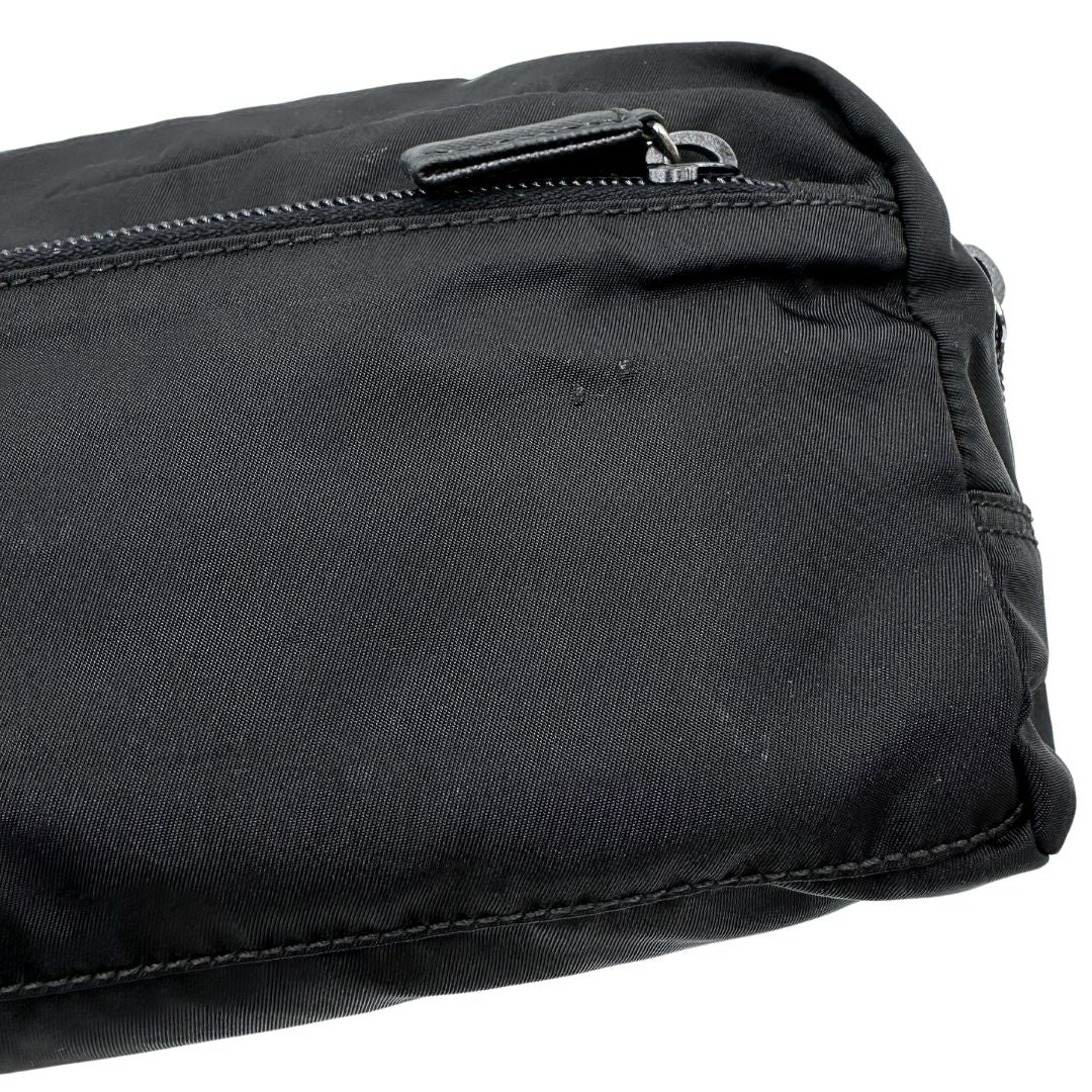 Pochette Prada in tessuto nylon nero e finiture in pelle tono su tono, di lusso, originale, ottime condizioni, usato. 