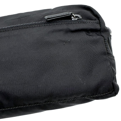 Pochette Prada in tessuto nylon nero e finiture in pelle tono su tono, di lusso, originale, ottime condizioni, usato. 