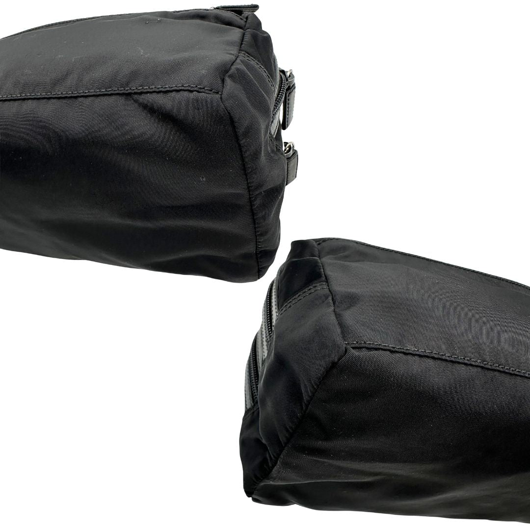 angoli Pochette Prada in tessuto nylon nero e finiture in pelle tono su tono, di lusso, originale, ottime condizioni, usato. 