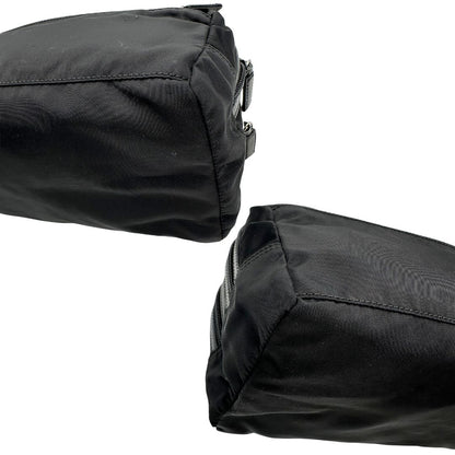 angoli Pochette Prada in tessuto nylon nero e finiture in pelle tono su tono, di lusso, originale, ottime condizioni, usato. 