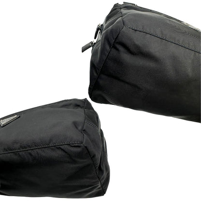 angoli Pochette Prada in tessuto nylon nero e finiture in pelle tono su tono, di lusso, originale, ottime condizioni, usato.