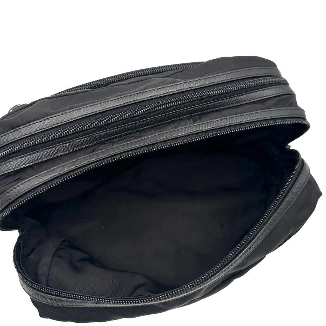 interno Pochette Prada in tessuto nylon nero e finiture in pelle tono su tono, di lusso, originale, ottime condizioni, usato. 