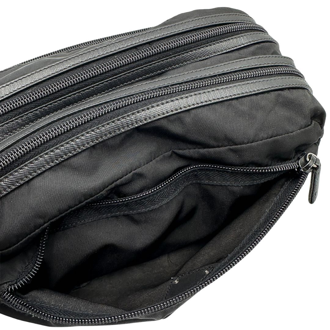 interno Pochette Prada in tessuto nylon nero e finiture in pelle tono su tono, di lusso, originale, ottime condizioni, usato. 