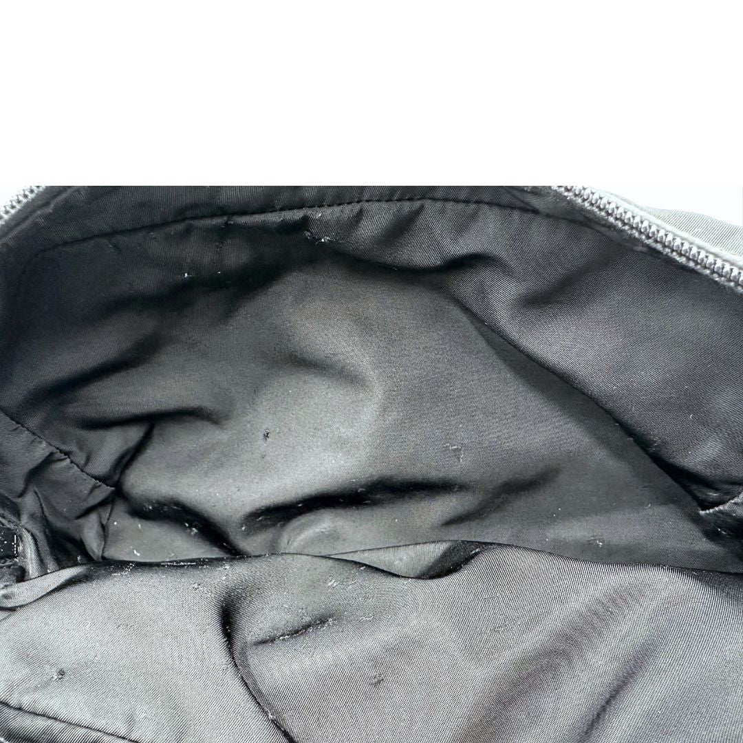 interno Pochette Prada in tessuto nylon nero e finiture in pelle tono su tono, di lusso, originale, ottime condizioni, usato. 