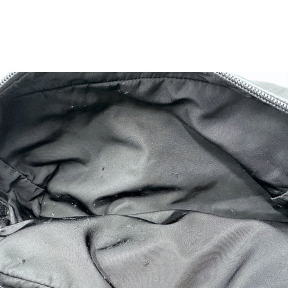 interno Pochette Prada in tessuto nylon nero e finiture in pelle tono su tono, di lusso, originale, ottime condizioni, usato. 