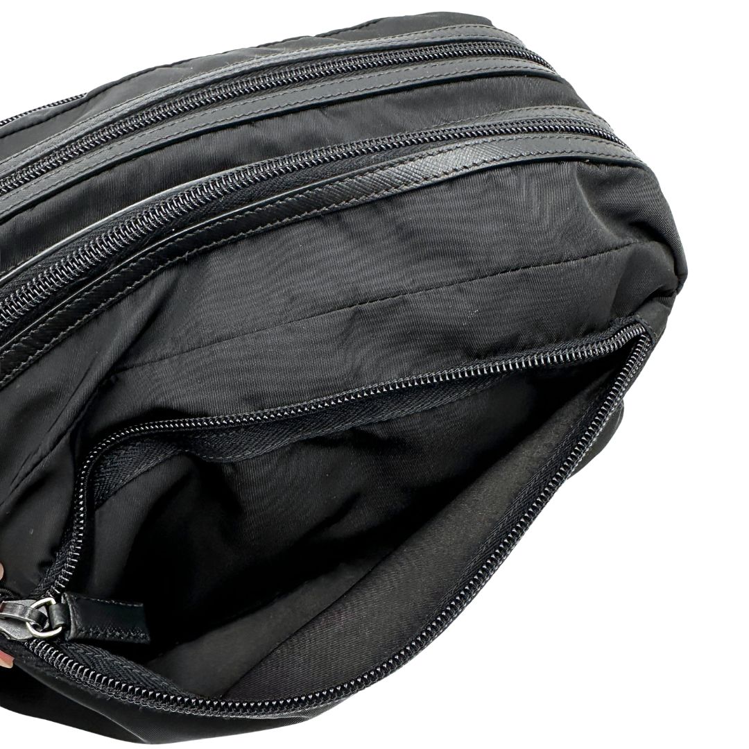 interno Pochette Prada in tessuto nylon nero e finiture in pelle tono su tono, di lusso, originale, ottime condizioni, usato. 