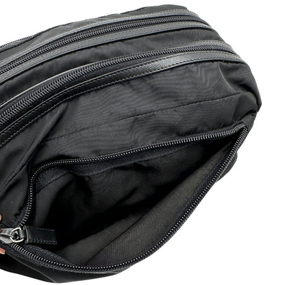interno Pochette Prada in tessuto nylon nero e finiture in pelle tono su tono, di lusso, originale, ottime condizioni, usato. 
