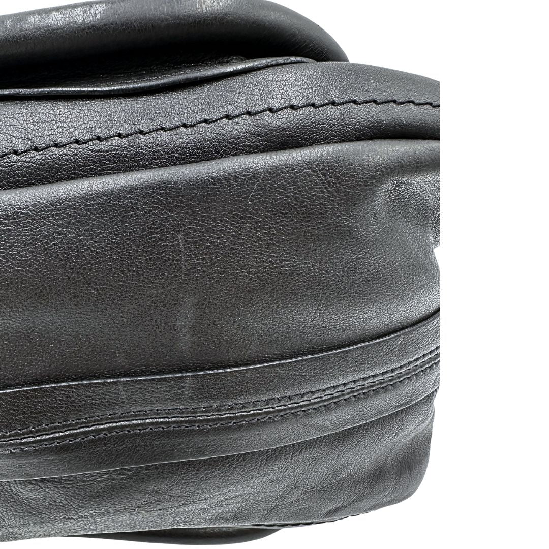 angolo Borsa Chloé in pelle nera, indossabile a spalla o a mano, di lusso, originale, ottime condizioni, usata.