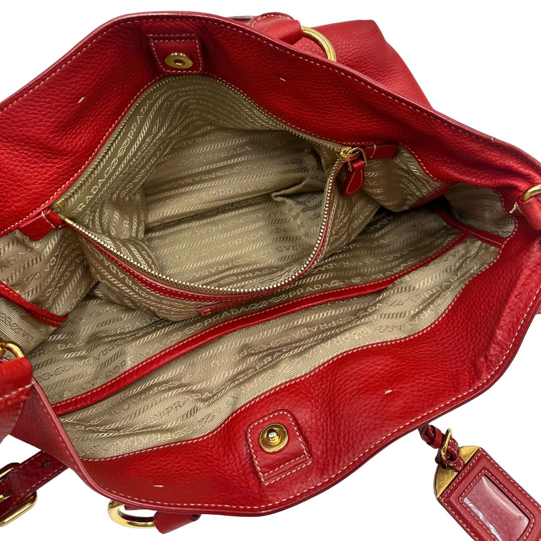 interno Borsa Prada in pelle martellata rossa, di lusso, originale, ottime condizioni, usata. 