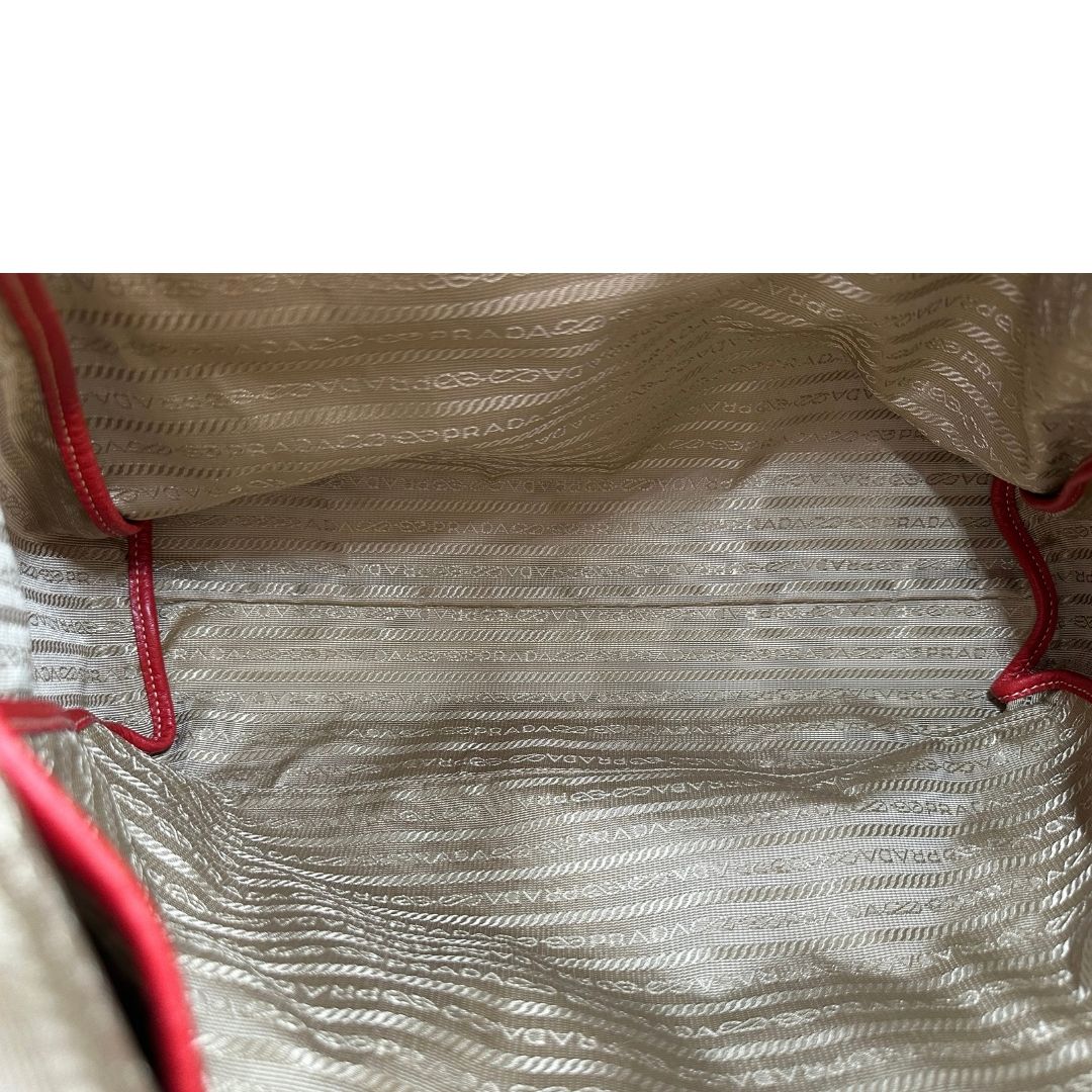 interno Borsa Prada in pelle martellata rossa, di lusso, originale, ottime condizioni, usata. 