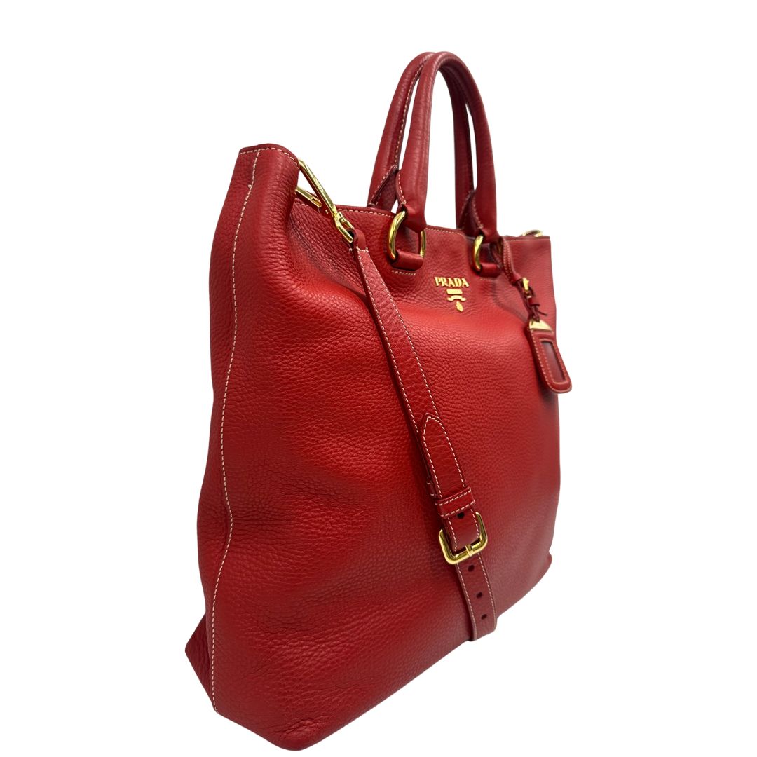 lato Borsa Prada in pelle martellata rossa, di lusso, originale, ottime condizioni, usata. 
