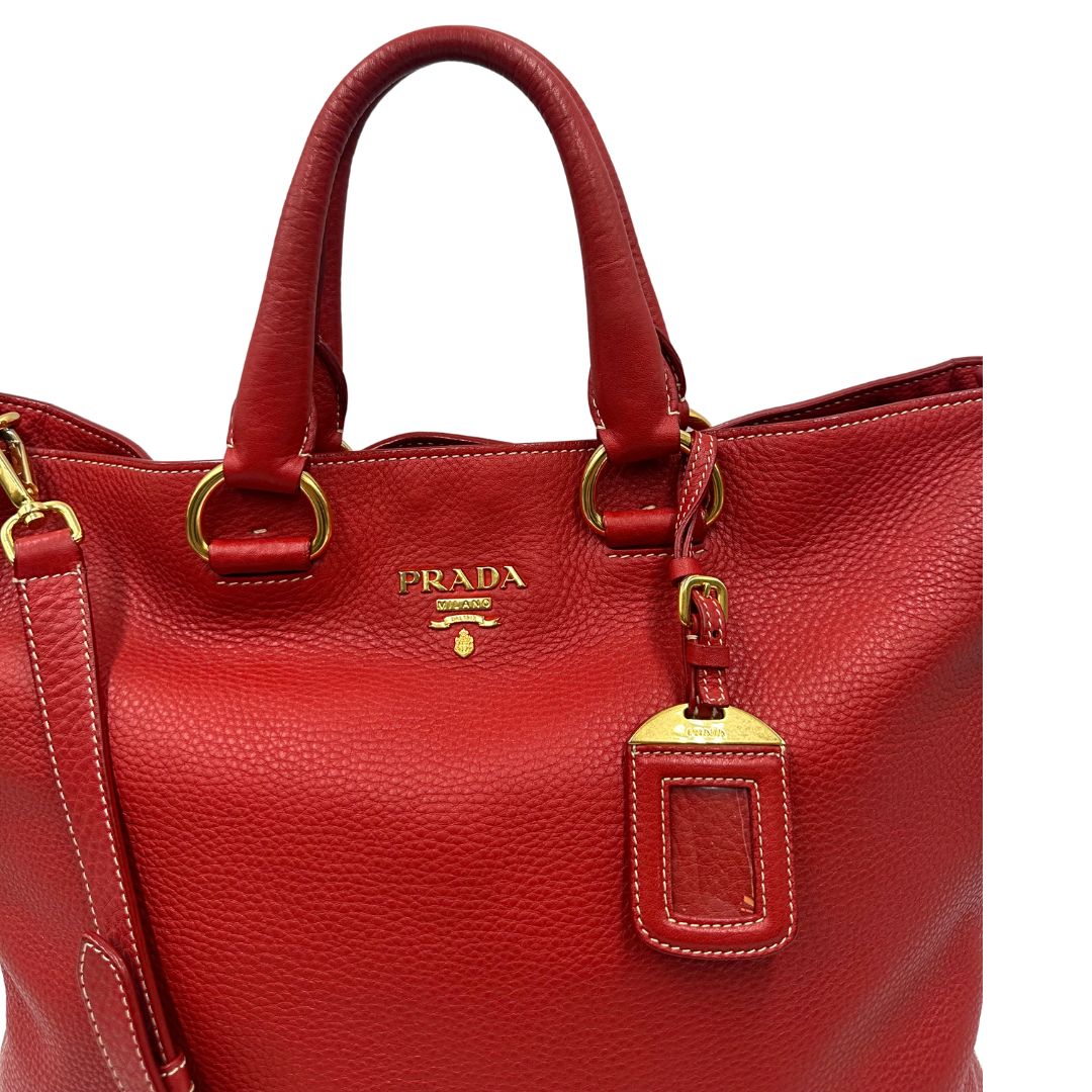 Borsa Prada in pelle martellata rossa, di lusso, originale, ottime condizioni, usata.