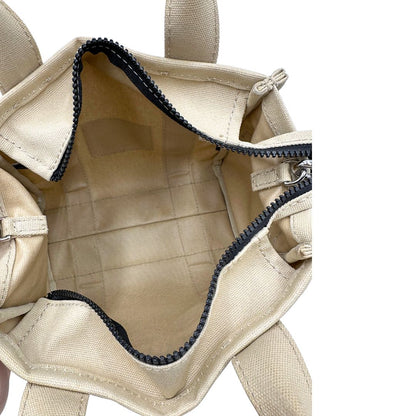 interno  Borsa Marc Jacobs in tessuto color sabbia nella versione small, di lusso, originale, ottime condizioni, usata. 