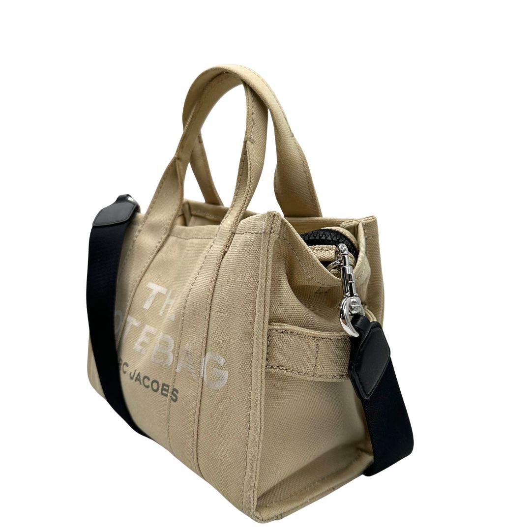 lato  Borsa Marc Jacobs in tessuto color sabbia nella versione small, di lusso, originale, ottime condizioni, usata. 
