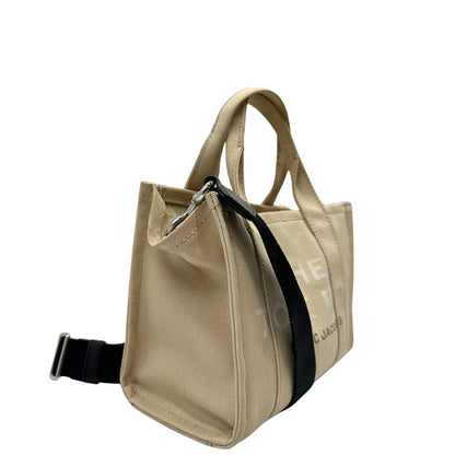 lato  Borsa Marc Jacobs in tessuto color sabbia nella versione small, di lusso, originale, ottime condizioni, usata. 