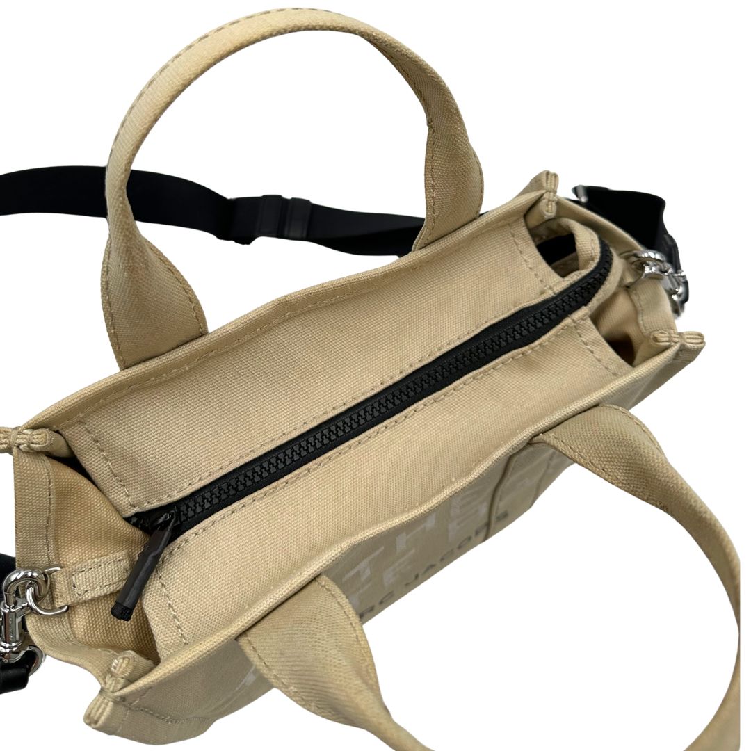 chiusura  Borsa Marc Jacobs in tessuto color sabbia nella versione small, di lusso, originale, ottime condizioni, usata. 