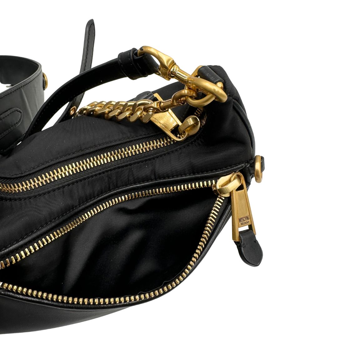 interno Borsa Moschino in nylon nero, munita di un manico singolo e una tracolla amovibile e regolabile, di lusso, originale, ottime condizioni, usata. 