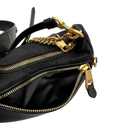 interno Borsa Moschino in nylon nero, munita di un manico singolo e una tracolla amovibile e regolabile, di lusso, originale, ottime condizioni, usata. 